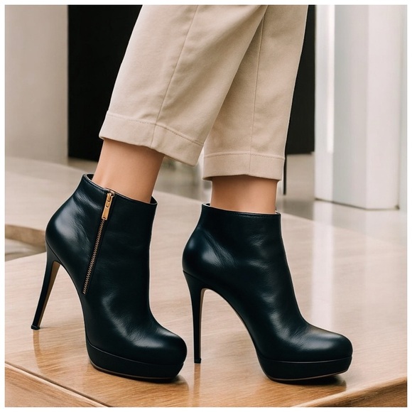 Vince Camuto ‘Dira’ Leather Stiletto Ankle Booties w/ Gold Trim & Gold Zip. 9M​ - Picture 1 of 14